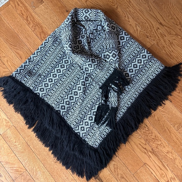 Vintage 1960’s/70’s Black & White Geometric Fringe Poncho - Picture 4 of 6